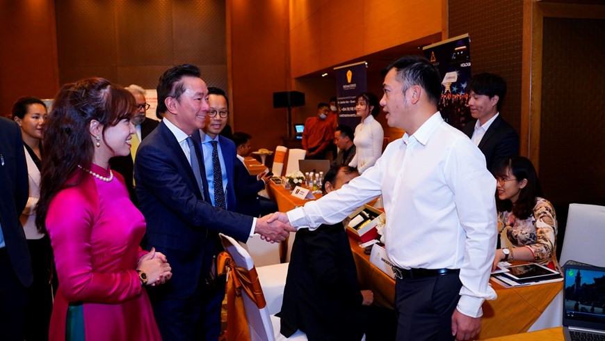 越南驻印度大使范生周在活动中发表讲话时认为，受新冠肺炎疫情影响的2年多后，印度游客出国旅游需求很大。越南驻印度大使范生周出席向印度市场推介岘港市旅游和服务的信息，尤其是海滩度假旅游、会奖旅游等产品，为深化双方今后的旅游合作作出准备。图自Vietnam+