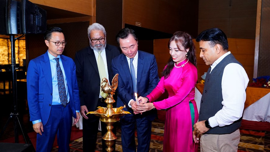 越南驻印度大使范生周出席向印度市场推介岘港市旅游和服务的信息，尤其是海滩度假旅游、会奖旅游等产品，为深化双方今后的旅游合作作出准备。越南驻印度大使范生周在活动中发表讲话时认为，受新冠肺炎疫情影响的2年多后，印度游客出国旅游需求很大。图为该活动中举行的点燃蜡烛活动。图自Vietnam+