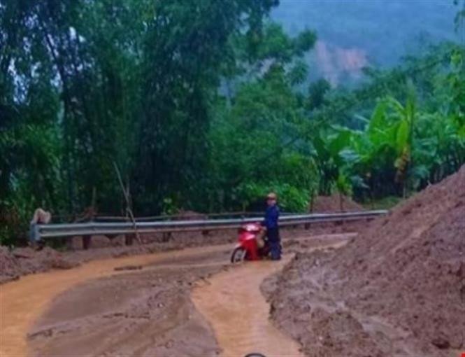 越南清化省山区县遭洪涝灾害 多条道路受损 多地被包围孤立。 越通社记者阮南 摄