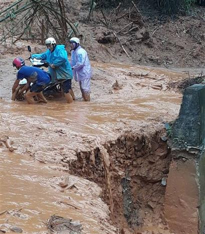 越南清化省山区县遭洪涝灾害 多条道路受损 多地被包围孤立。 越通社记者阮南 摄