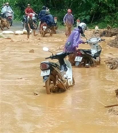 越南清化省山区县遭洪涝灾害 多条道路受损 多地被包围孤立。 越通社记者阮南 摄