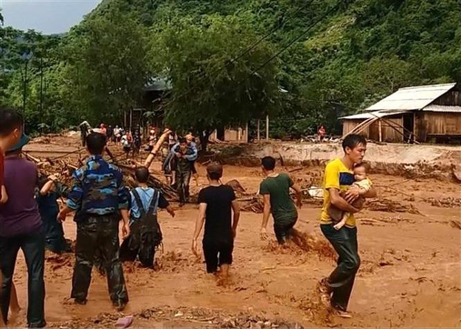 越南清化省山区县遭洪涝灾害 多条道路受损 多地被包围孤立。 越通社记者阮南 摄
