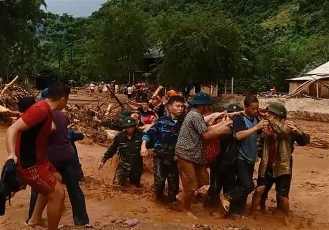 越南清化省军事指挥部和公安已派遣数千名干部战士及民兵参与灾后恢复重建工作。 越通社记者阮南 摄