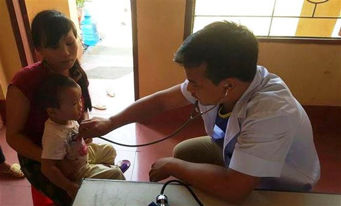  越南清化省军事指挥部和公安已派遣数千名干部战士及民兵参与灾后恢复重建工作。 越通社记者阮南 摄