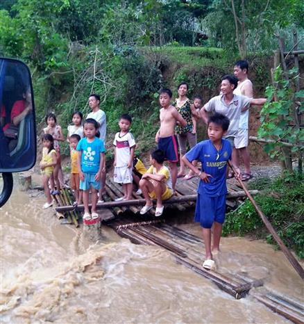 越南清化省山区县遭洪涝灾害 多条道路受损 多地被包围孤立。 越通社记者阮南 摄