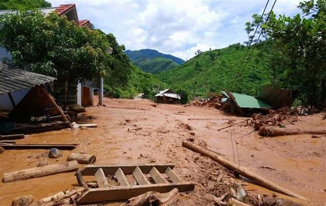 越南清化省山区县遭洪涝灾害 多条道路受损 多地被包围孤立。 越通社记者阮南 摄