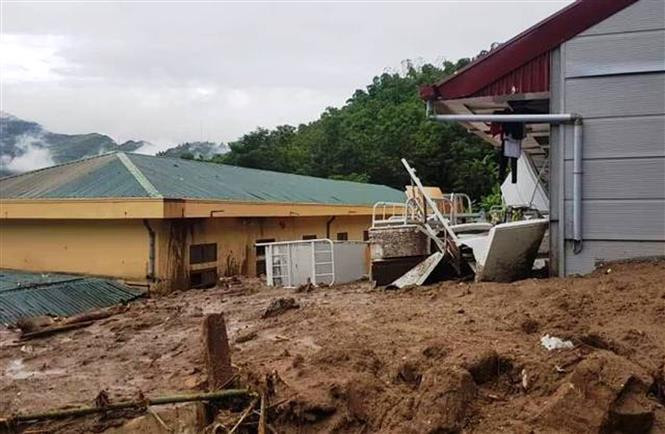 越南清化省山区县遭洪涝灾害 多条道路受损 多地被包围孤立。 越通社记者阮南 摄