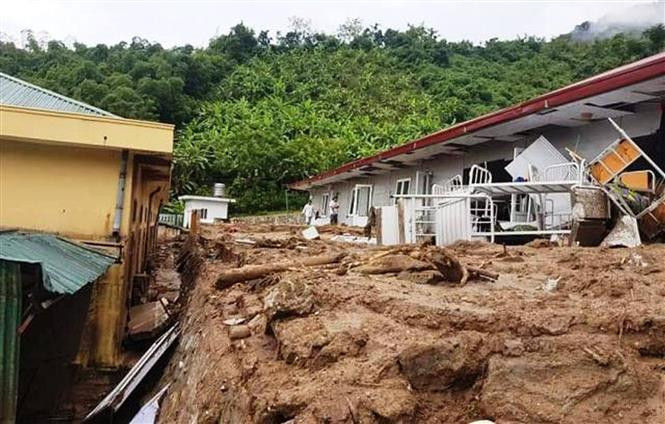 越南清化省山区县遭洪涝灾害 多条道路受损 多地被包围孤立。 越通社记者阮南 摄