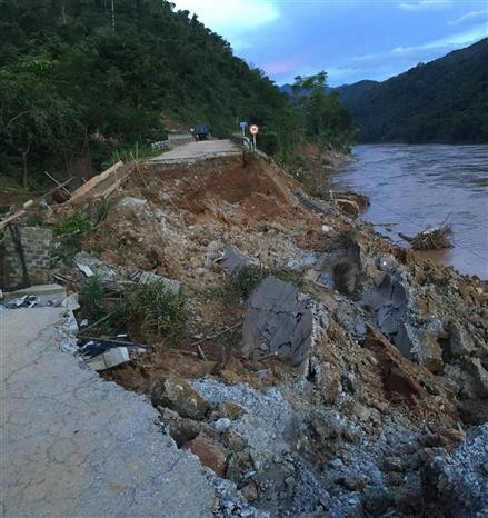 越南清化省山区县遭洪涝灾害 多条道路受损 多地被包围孤立。 越通社记者阮南 摄
