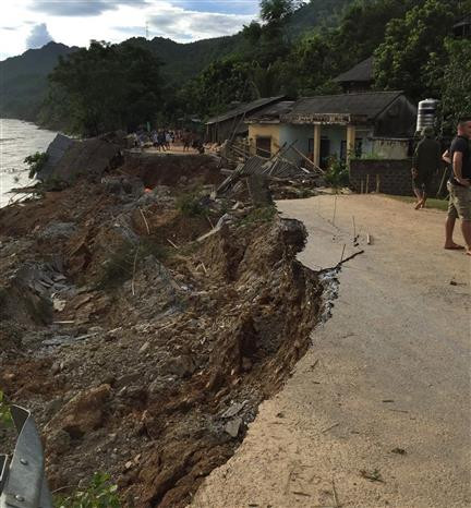 越南清化省山区县遭洪涝灾害 多条道路受损 多地被包围孤立。 越通社记者阮南 摄