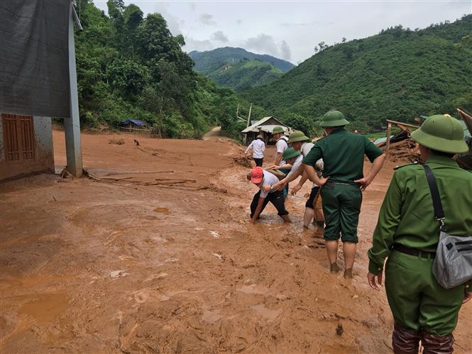  清化省军事指挥部已调集数千名干部战士和民兵参与灾后恢复重建 越通社记者阮南 摄