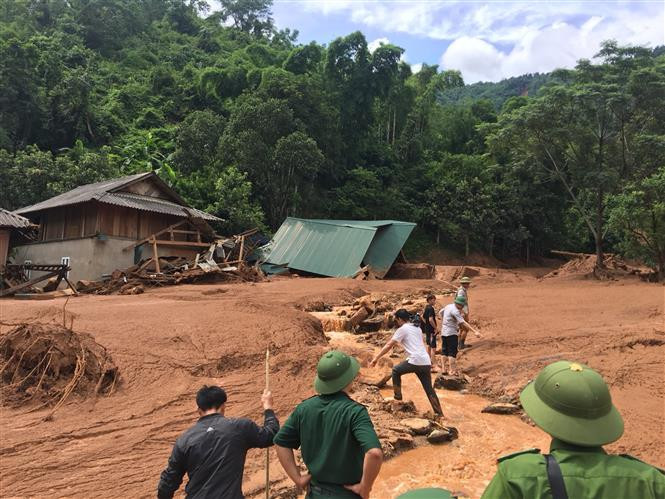  越南清化省军事指挥部和公安已派遣数千名干部战士及民兵参与灾后恢复重建工作。 越通社记者阮南 摄