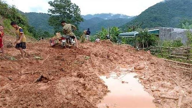 越南清化省山区县遭洪涝灾害 多条道路受损 多地被包围孤立。 越通社记者阮南 摄