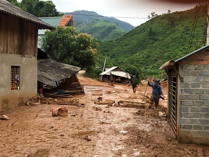 越南清化省山区县遭洪涝灾害 多条道路受损 多地被包围孤立。 越通社记者阮南 摄