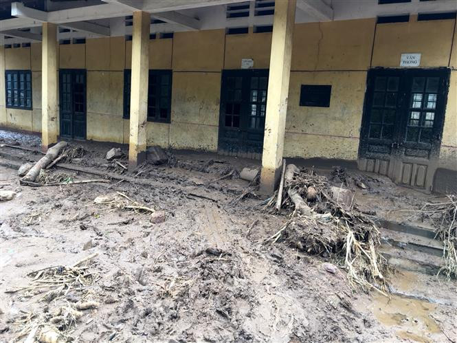 越南清化省山区县遭洪涝灾害 多条道路受损 多地被包围孤立。 越通社记者阮南 摄