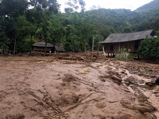 越南清化省山区县遭洪涝灾害 多条道路受损 多地被包围孤立。 越通社记者阮南 摄
