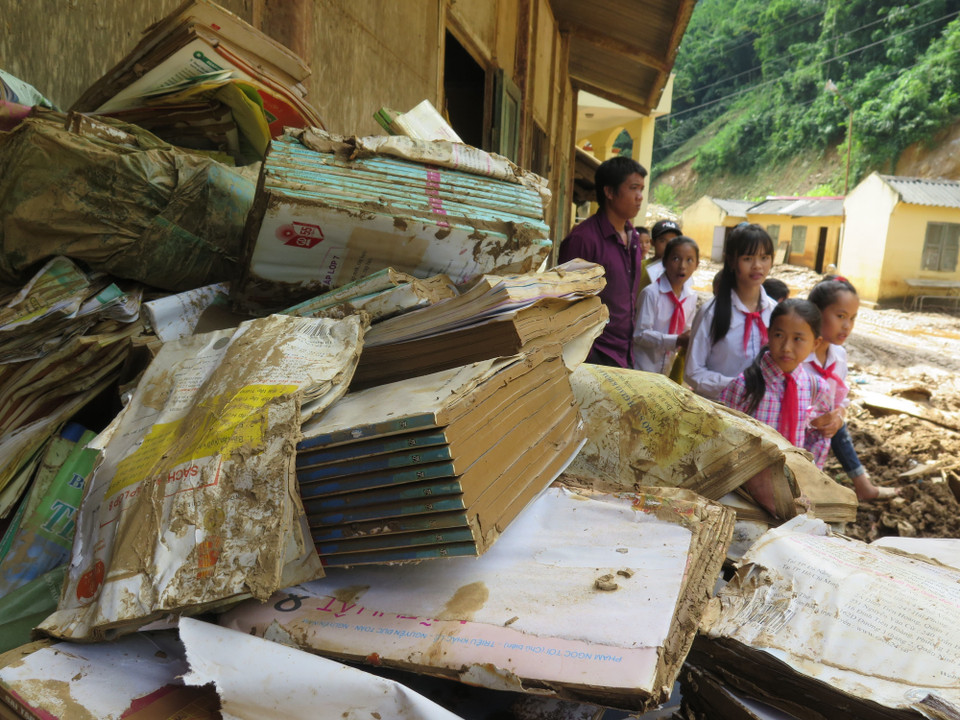 山罗省最近几天连续发生暴雨洪水导致梅山县诺亚半寄宿制民族中学教学仪器设备、图书、课桌椅都受到损坏。 越通社记者 阮战 摄