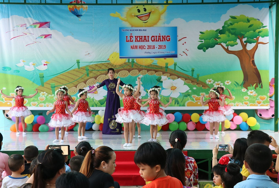 薄辽省薄辽市梅花幼儿园2018-2019新学年开学典礼中的文艺表演节目。 越通社记者 黄史 摄