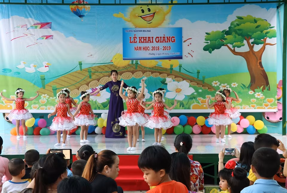 薄辽省薄辽市梅花幼儿园2018-2019新学年开学典礼中的文艺表演节目。 越通社记者 黄史 摄