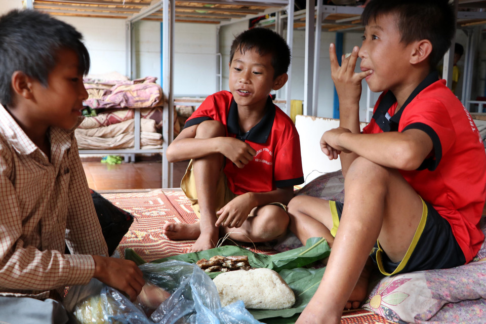 学生们匆忙的吃完早饭赶去参加开学典礼。越通社记者 越皇 摄