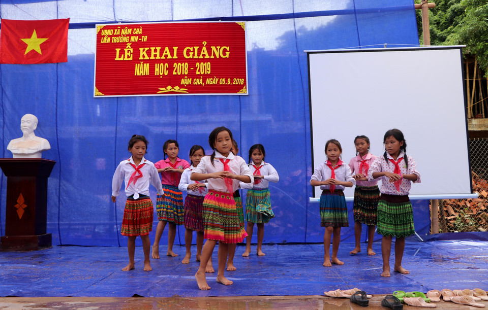 尽管遭受暴雨洪涝灾害，但山罗省梅山县诺亚半寄宿制民族中学师生们仍努力克服困难，按期举行开学典礼。越通社记者 阮战 摄