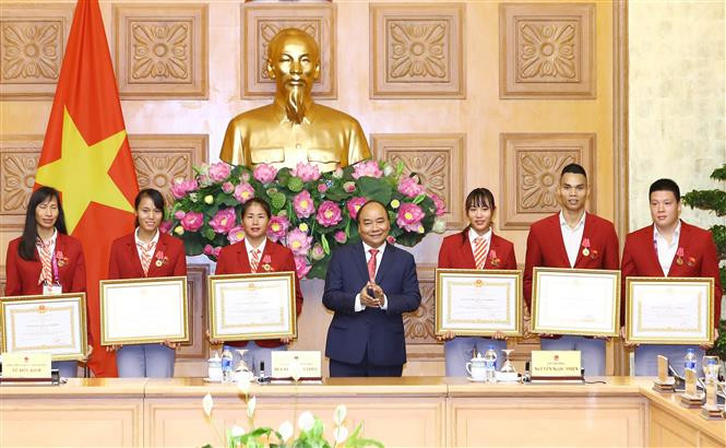 阮春福总理向获得优异成绩的运动员授予三级劳动勋章。 越通社记者统一 摄
