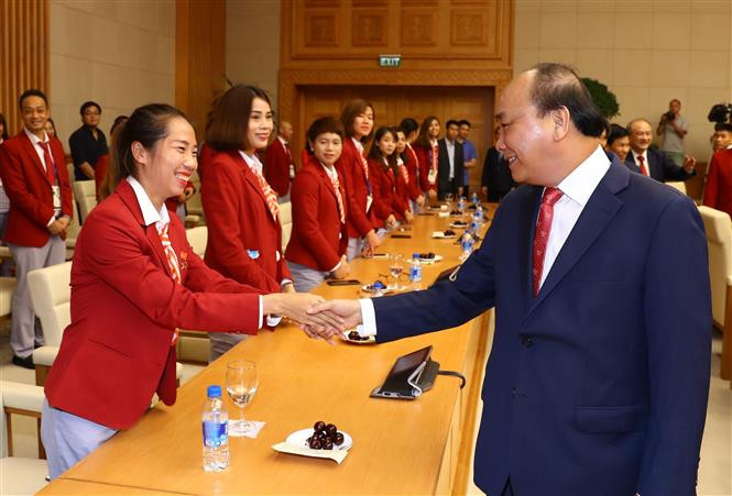 阮春福总理会见参加第18届亚洲运动会的越南体育代表团优秀运动员和教练员。 越通社记者统一 摄