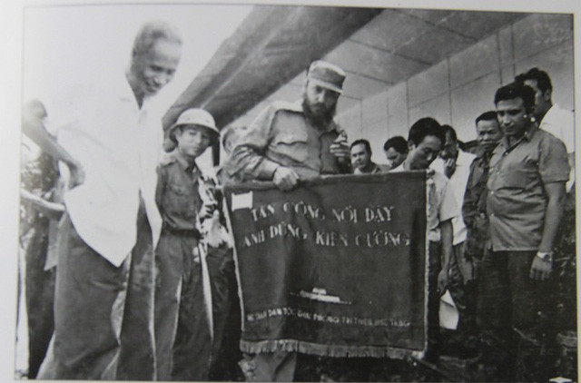 资料图：广治省解放军向菲德尔·卡斯特罗赠送礼物。图自互联网