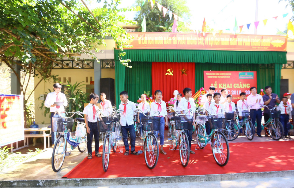 向清化省关化县青春半寄宿制民族中学贫困学生赠送自行车。越通社记者 仲达 摄