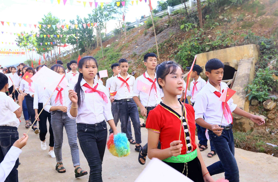 清化省关化县青春半寄宿制民族中学学生欢乐地参加2018-2019年新学年开学典礼。越通社记者 仲达 摄