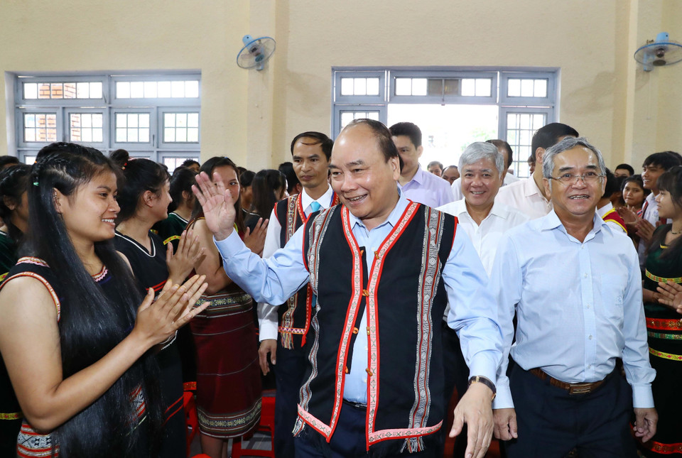 越南政府总理阮春福9月5日上午出席昆嵩省都莫龙县民族寄宿制学校2018-2019新学年开学典礼。 越通社记者 统一 摄