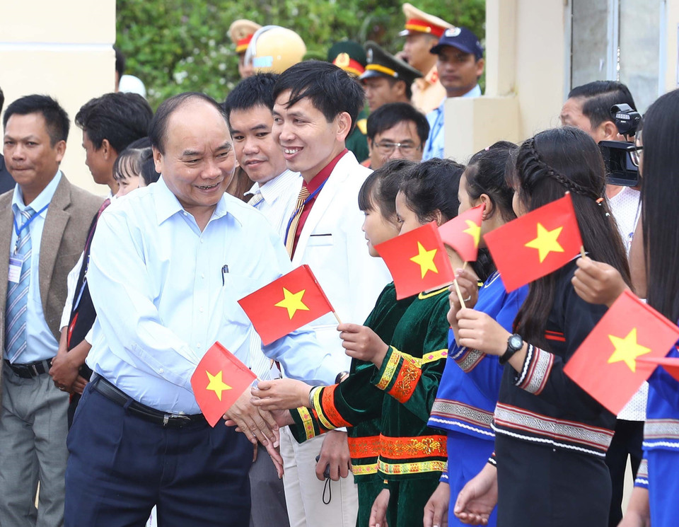 越南政府总理阮春福9月5日上午出席昆嵩省都莫龙县民族寄宿制学校2018-2019新学年开学典礼。 越通社记者 统一 摄