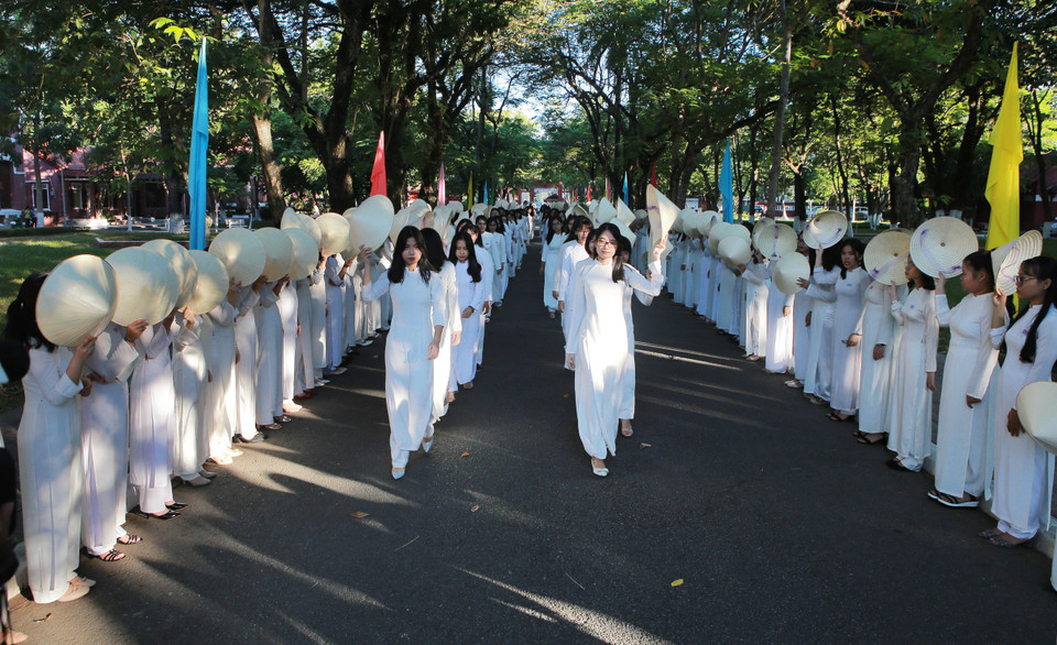 承天顺化省顺化市二征夫人高中学校2018-2019新学年开学典礼 越通社记者 胡球 摄