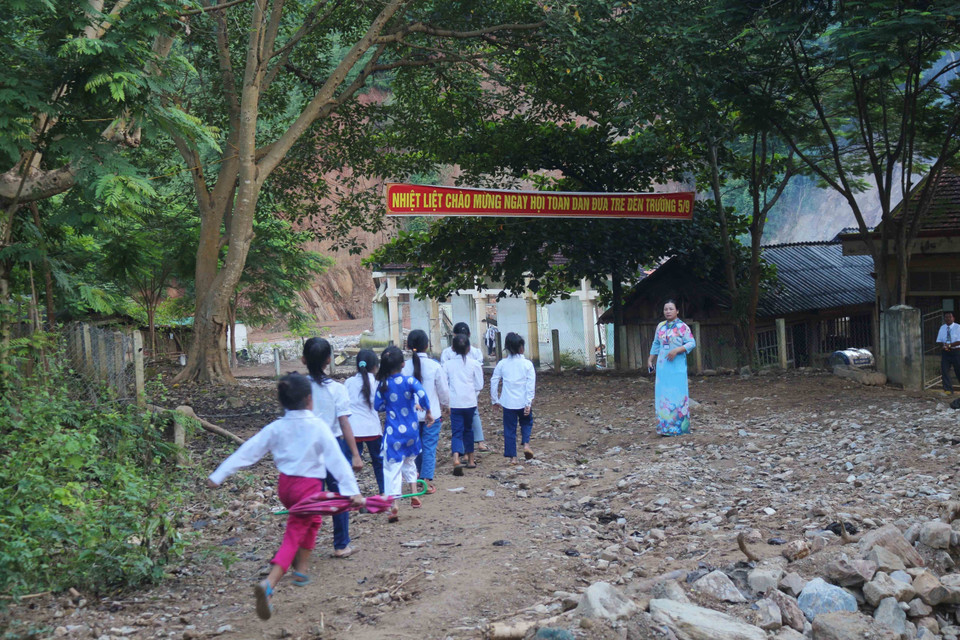 太原省定化县定边幼儿园学生需要徒步一个小时山路来上学。越通社记者 阮莹 摄