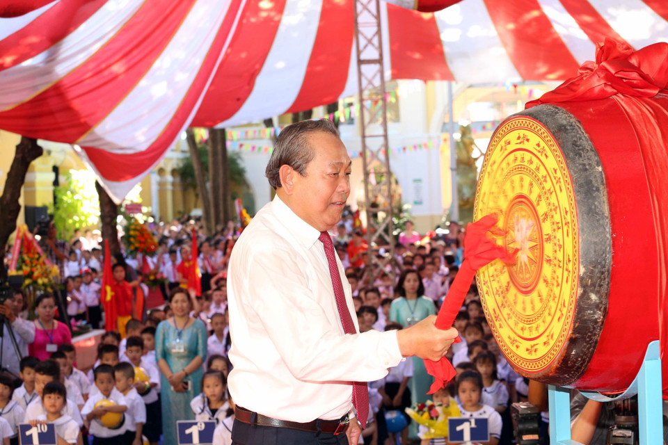 越南政府副总理张和平在岘港市扶董小学敲响新学年开学鼓。 越通社记者 陈黎林 摄