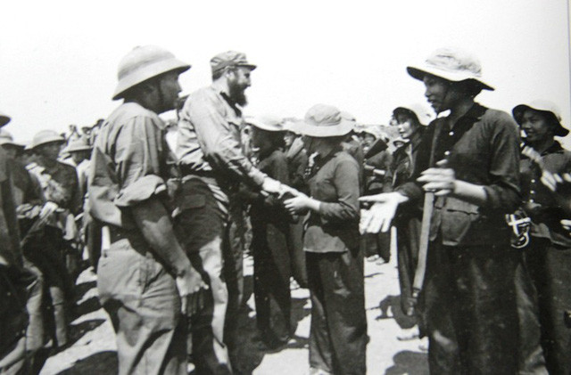 资料图：菲德尔·卡斯特罗与广治省人民。图自互联网