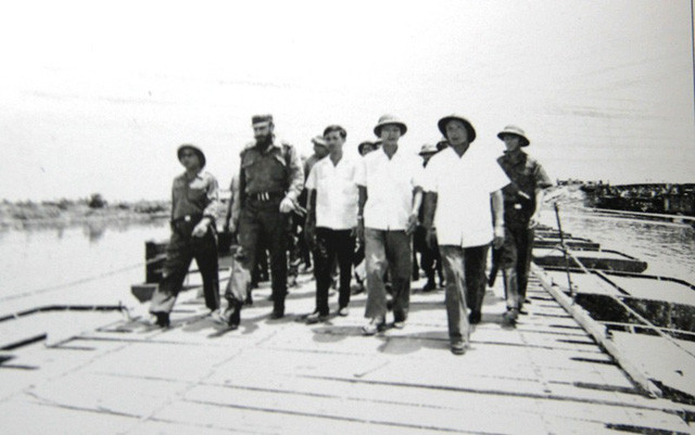 资料图：菲德尔·卡斯特罗探访广治省各地。图自互联网