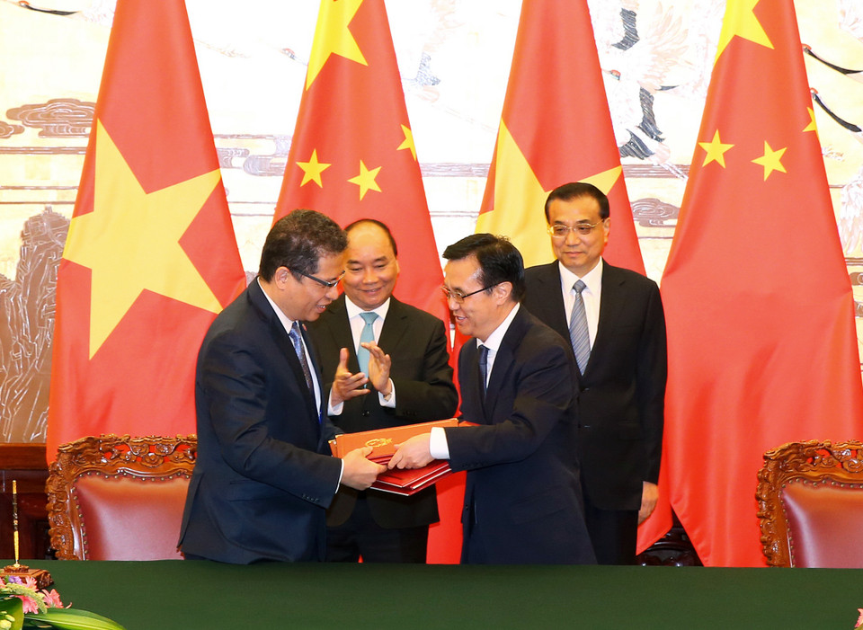  会谈后，两国总理共同见证了双方经贸、产能、基础设施、教育等领域多份合作文件的签署。（图片来源：越通社）