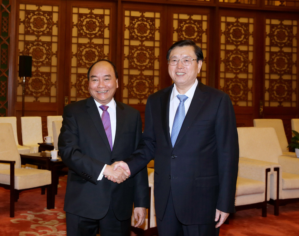 阮春福会见中国全国人民代表大会常务委员会委员长张德江。（图片来源：越通社）