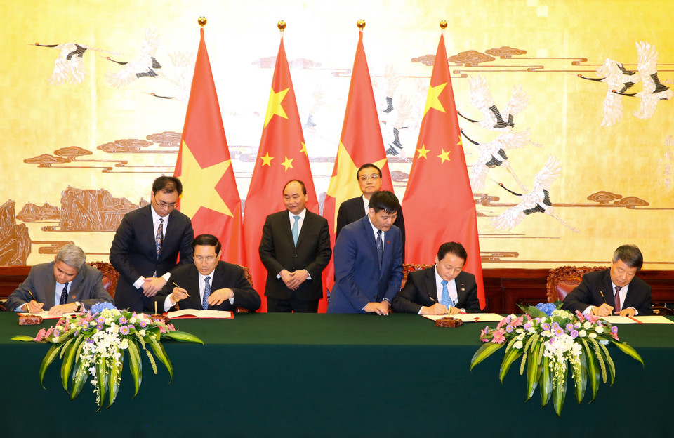  会谈后，两国总理共同见证了双方经贸、产能、基础设施、教育等领域多份合作文件的签署。（图片来源：越通社）