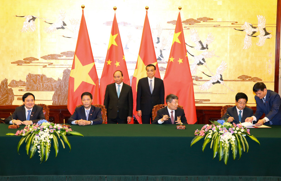  会谈后，两国总理共同见证了双方经贸、产能、基础设施、教育等领域多份合作文件的签署。（图片来源：越通社）