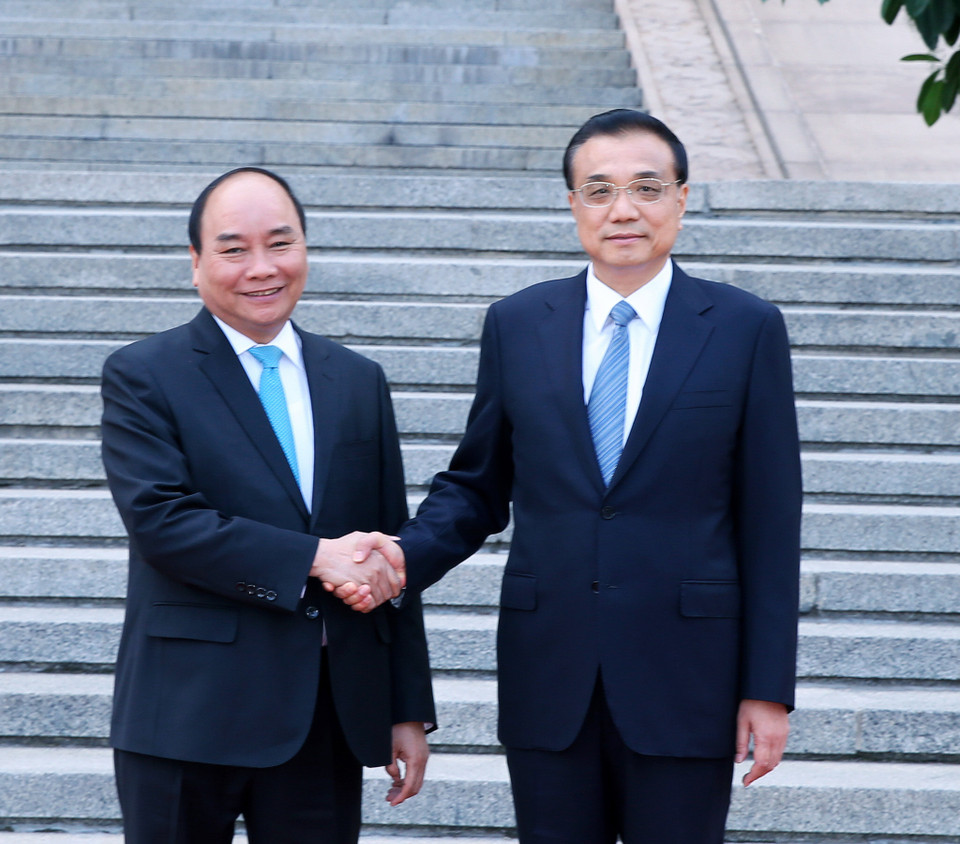  李克强在人民大会堂东门外广场为阮春福举行欢迎仪式。（图片来源：越通社）