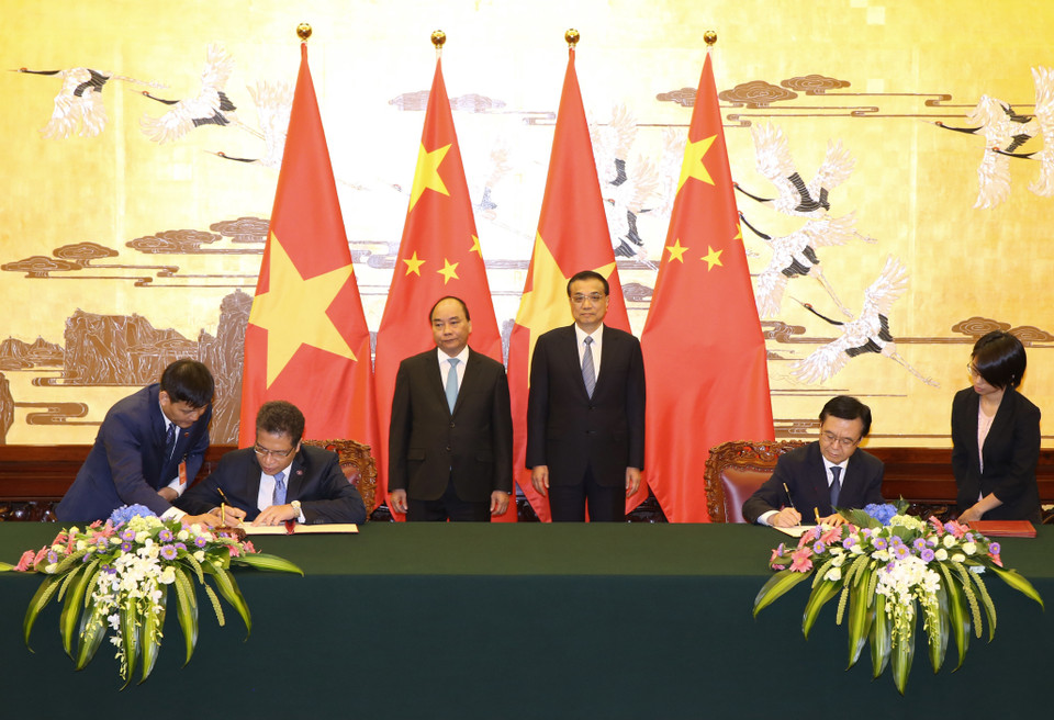  会谈后，两国总理共同见证了双方经贸、产能、基础设施、教育等领域多份合作文件的签署。（图片来源：越通社）