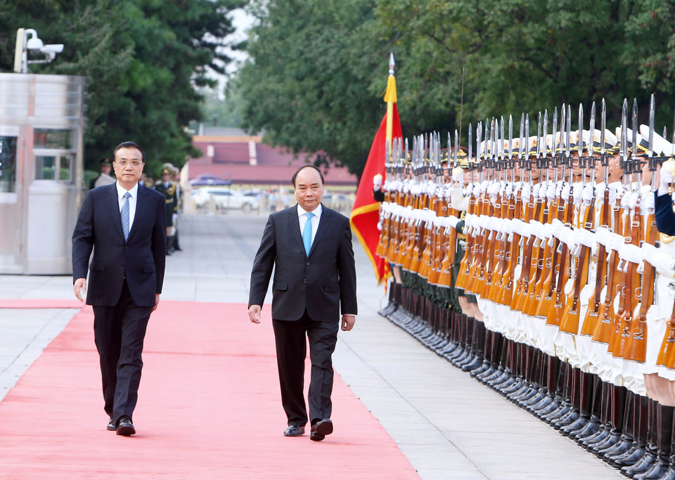  李克强在人民大会堂东门外广场为阮春福举行欢迎仪式。（图片来源：越通社）