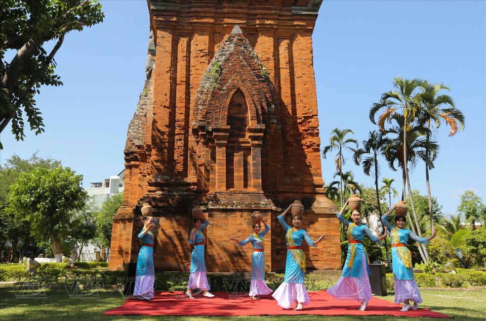 堆塔管委会创建占族同胞传统舞蹈表演空间，为游客提供服务。图自越通社/越南画报