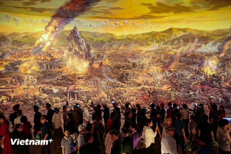 2024年4月初，八方游客纷至沓来，参观奠边府历史大捷博物馆，了解越南历史。图自 越通社