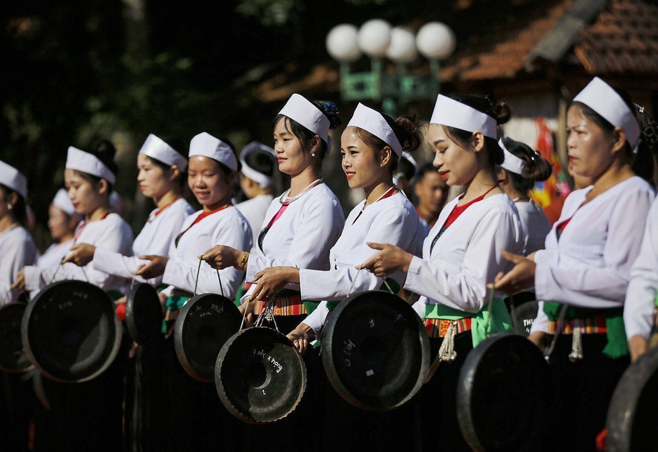 芒族妇女节日礼仪场合穿用的传统服饰。图自 越通社