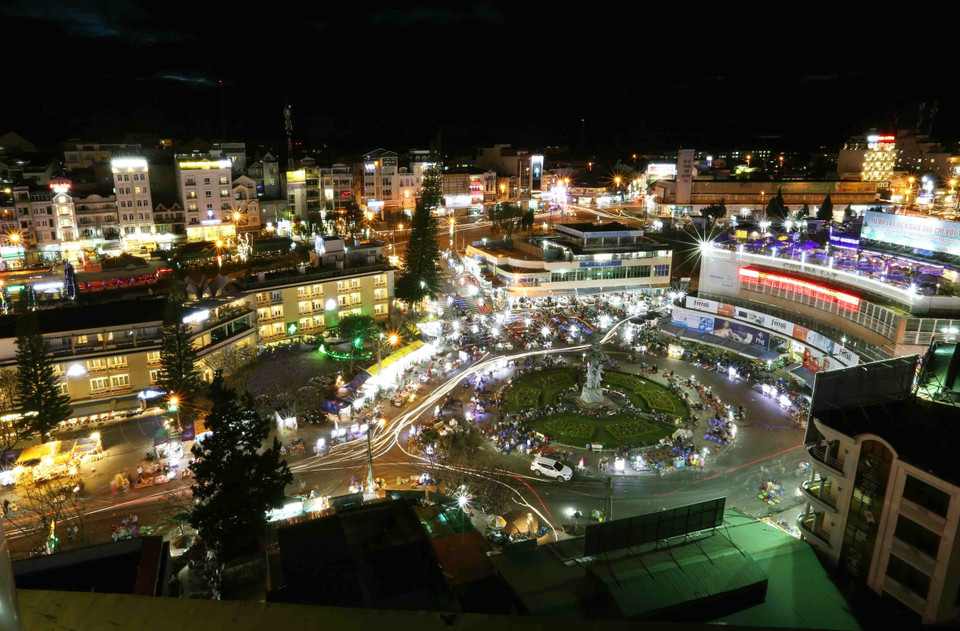 俯瞰夜间的大叻市集市。图自 越通社