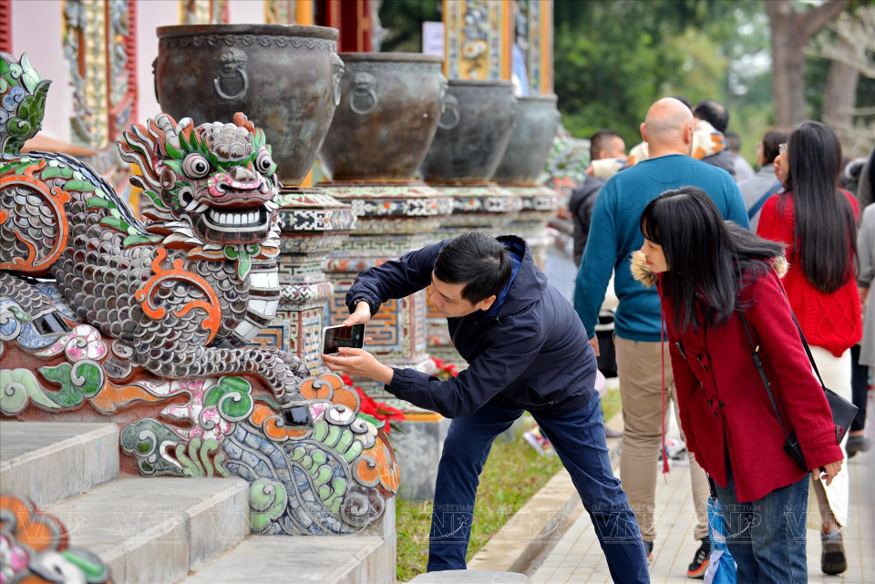 建中殿建筑采用的陶瓷马赛克技术的独特之美吸引游客的关注。图自越通社/越南画报