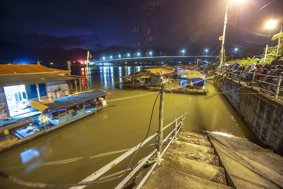 和平桥脚下的渔村渔民过着安逸而宁静的生活。图自 越通社